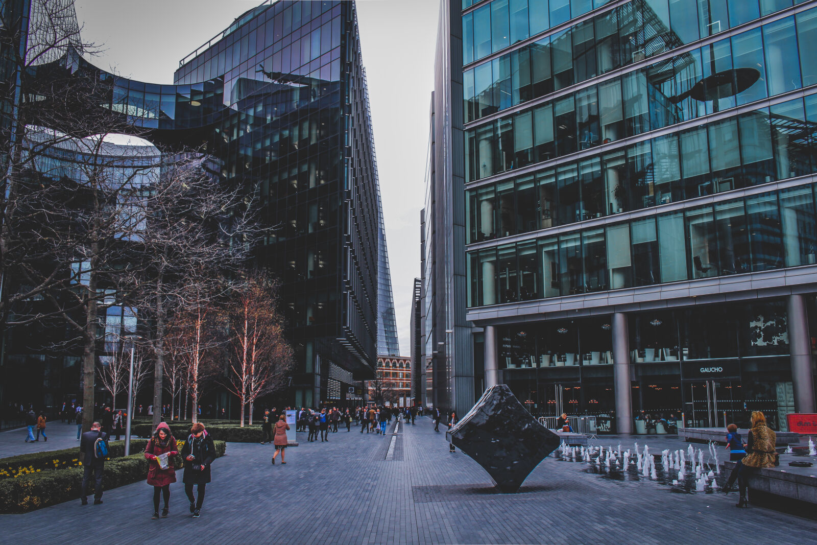 Canon EOS 700D (EOS Rebel T5i / EOS Kiss X7i) sample photo. Buildings, city, cityscape, crowd photography