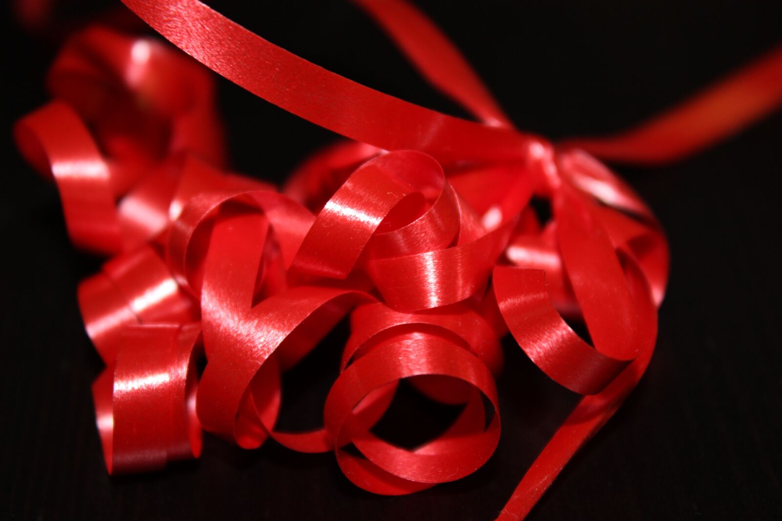 Canon EOS 600D (Rebel EOS T3i / EOS Kiss X5) sample photo. Bow, red, gift photography