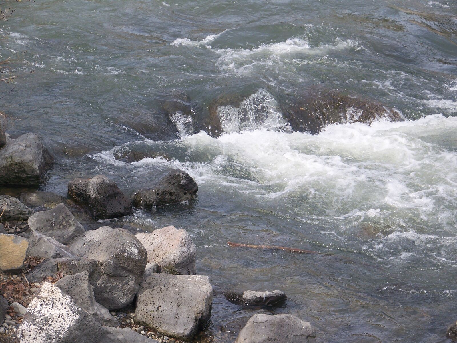 Kodak Z612 ZOOM DIGITAL CAMERA sample photo. Water, splash, rocks photography
