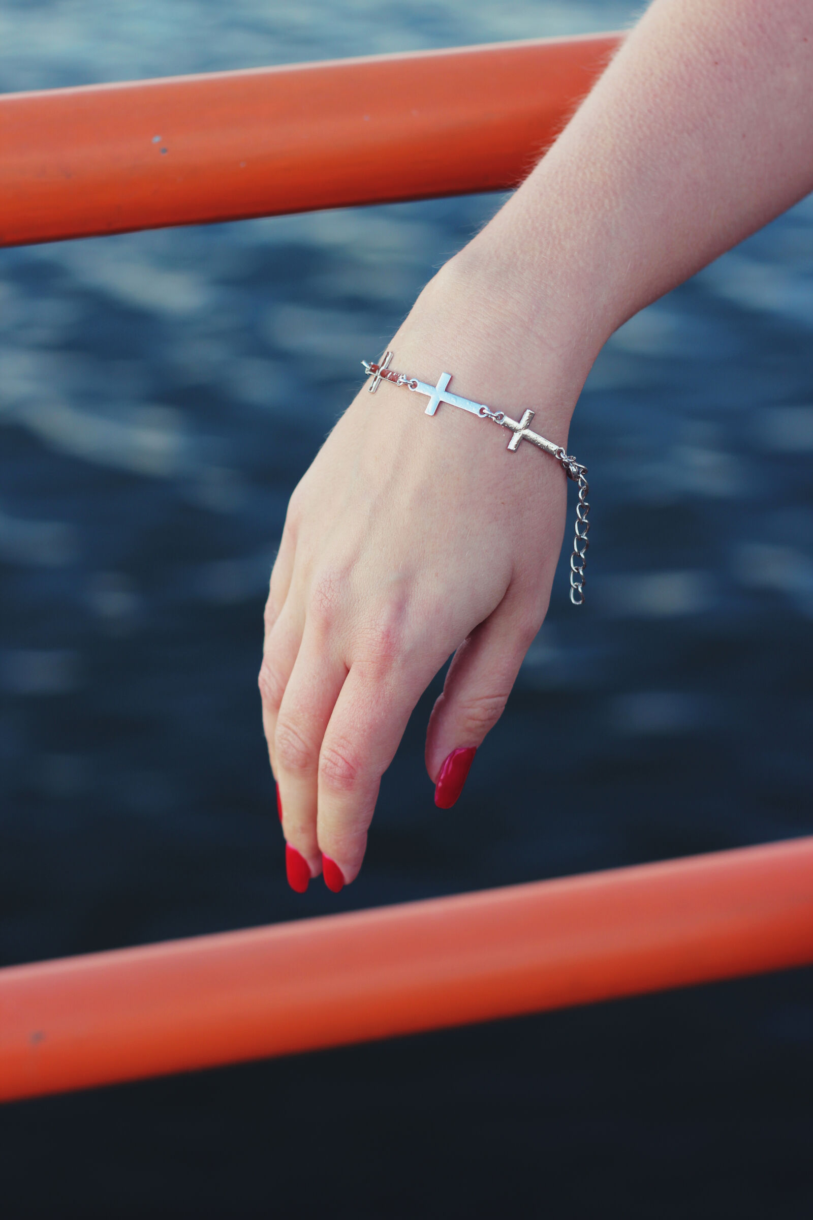 Canon EOS 600D (Rebel EOS T3i / EOS Kiss X5) + Canon EF 50mm F1.8 II sample photo. Bracelet photography
