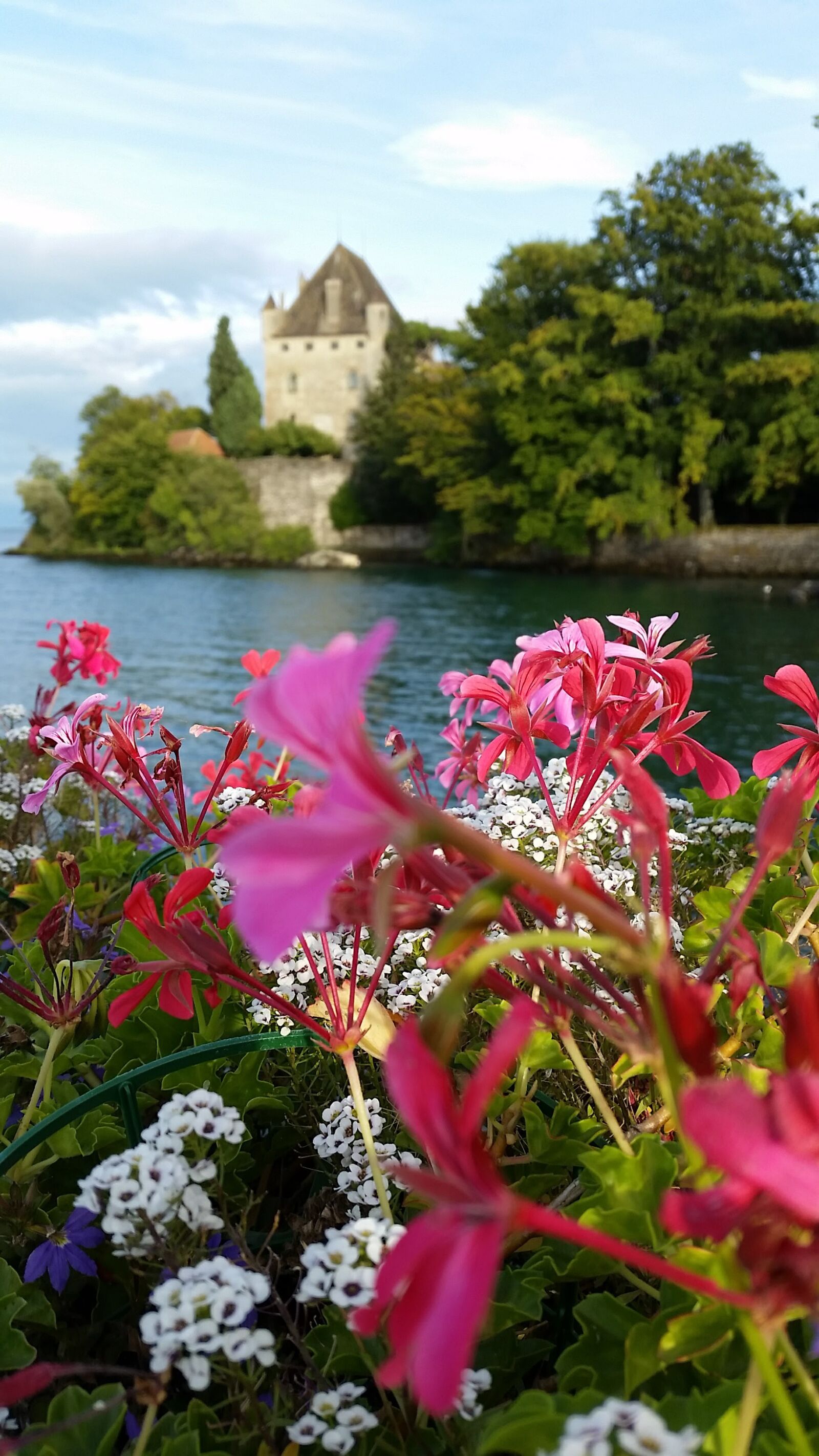 Samsung Galaxy S5 sample photo. France, castle, lake geneva photography