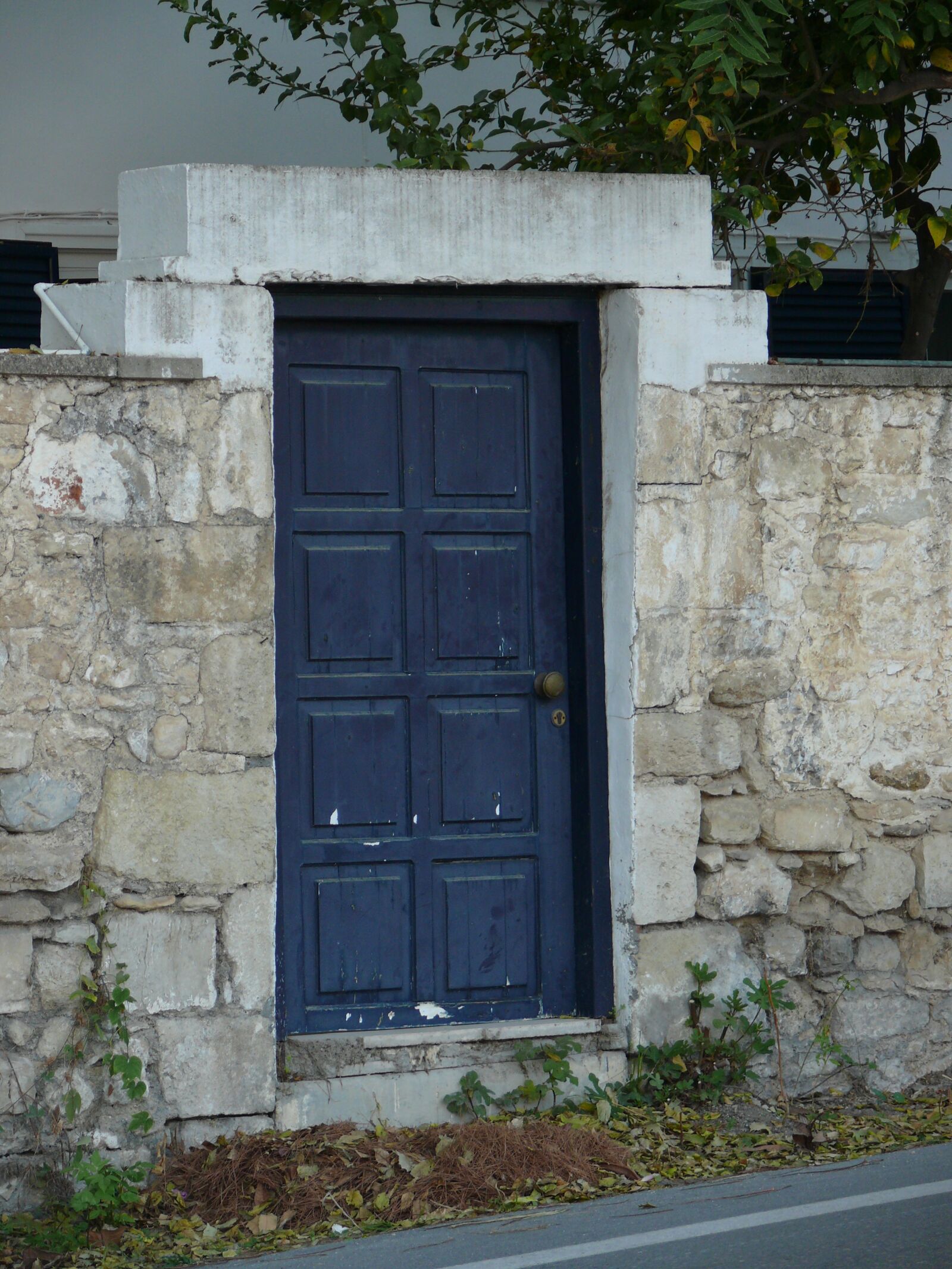 Panasonic DMC-FZ50 sample photo. Door, blue, crete photography