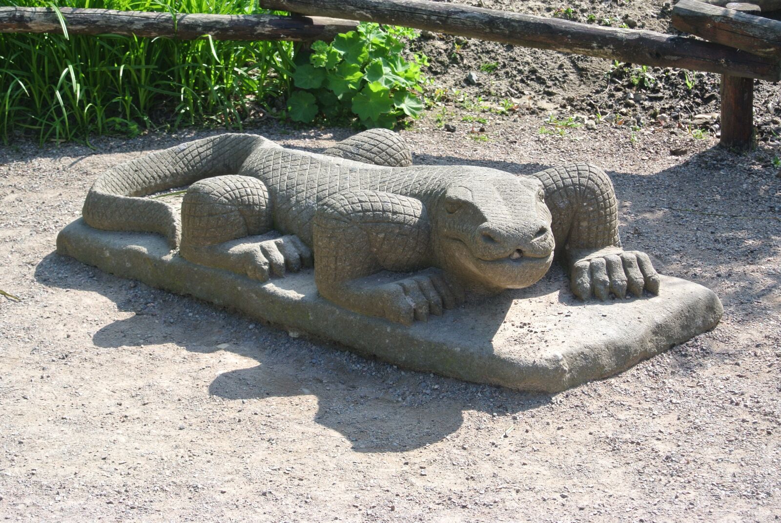 Nikon 1 Nikkor VR 10-30mm F3.5-5.6 sample photo. Lizard, sculpture, statue photography
