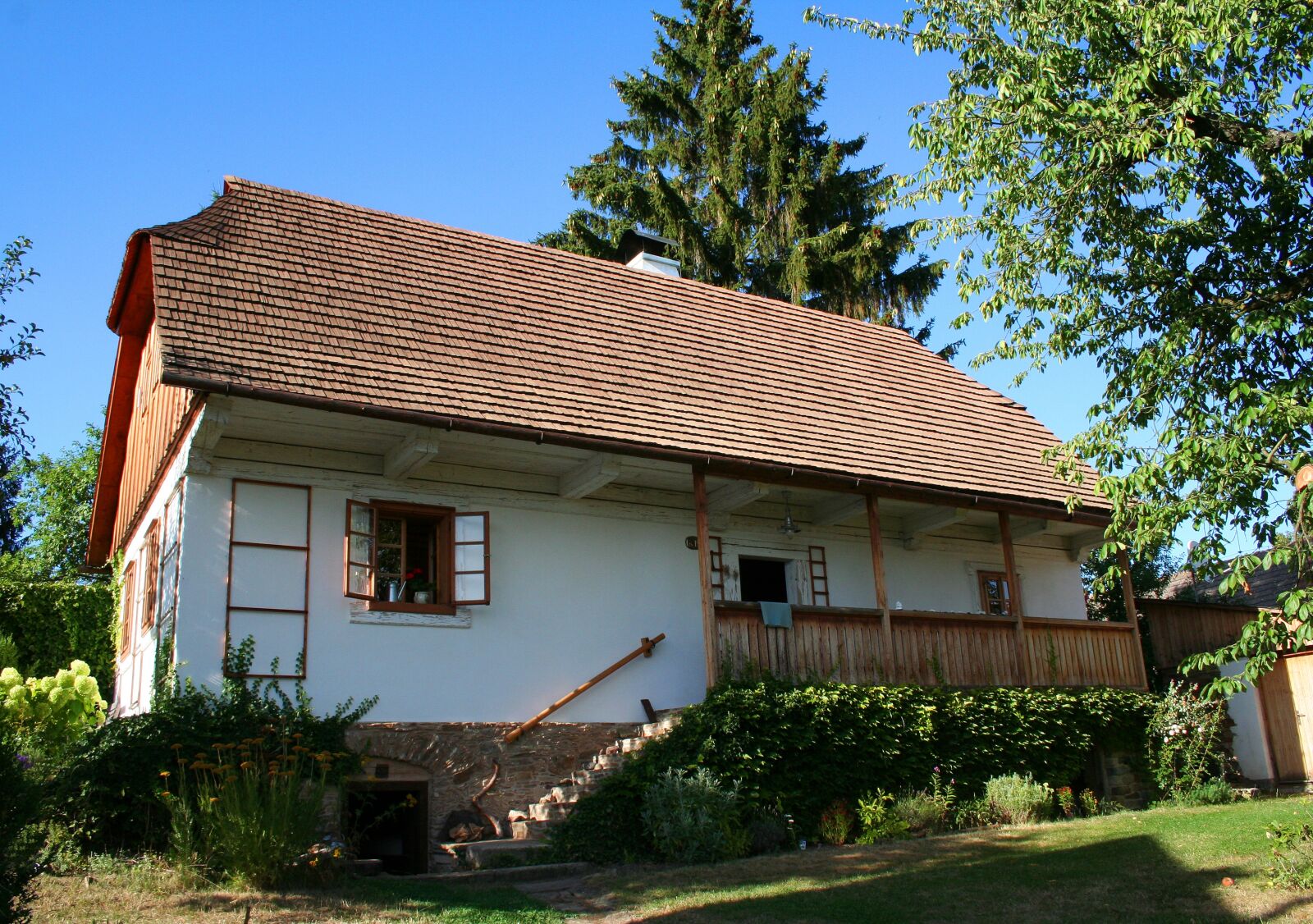 Canon EOS 350D (EOS Digital Rebel XT / EOS Kiss Digital N) sample photo. Countryside, cottage, czechia photography