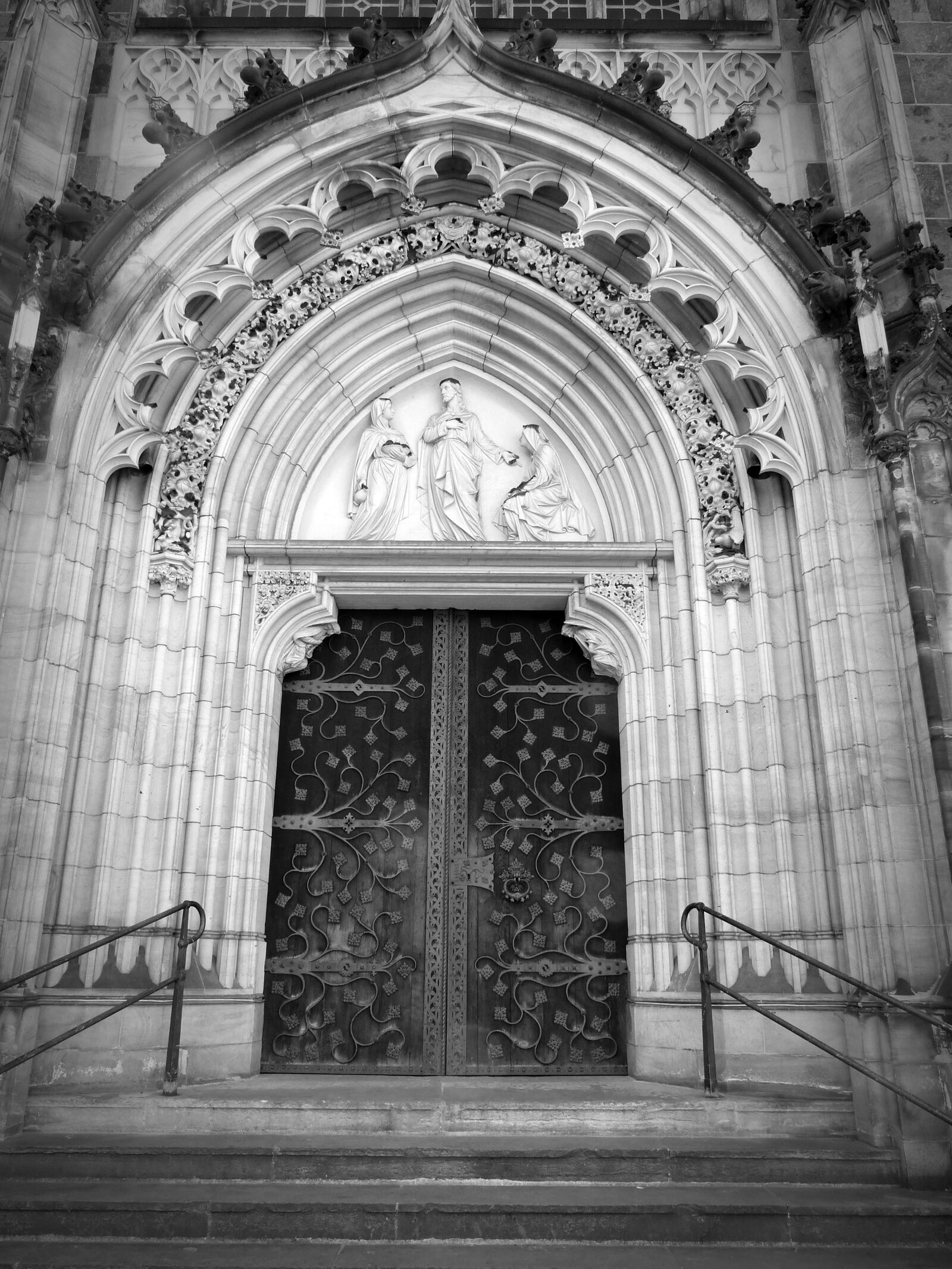 Panasonic Lumix DMC-FZ200 sample photo. Input, portal, church photography