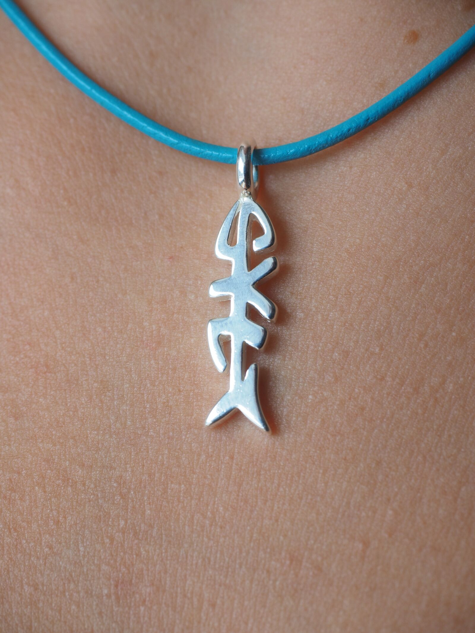 Olympus OM-D E-M1 + Olympus M.Zuiko Digital ED 12-40mm F2.8 Pro sample photo. Sylt fish, jewellery, chain photography