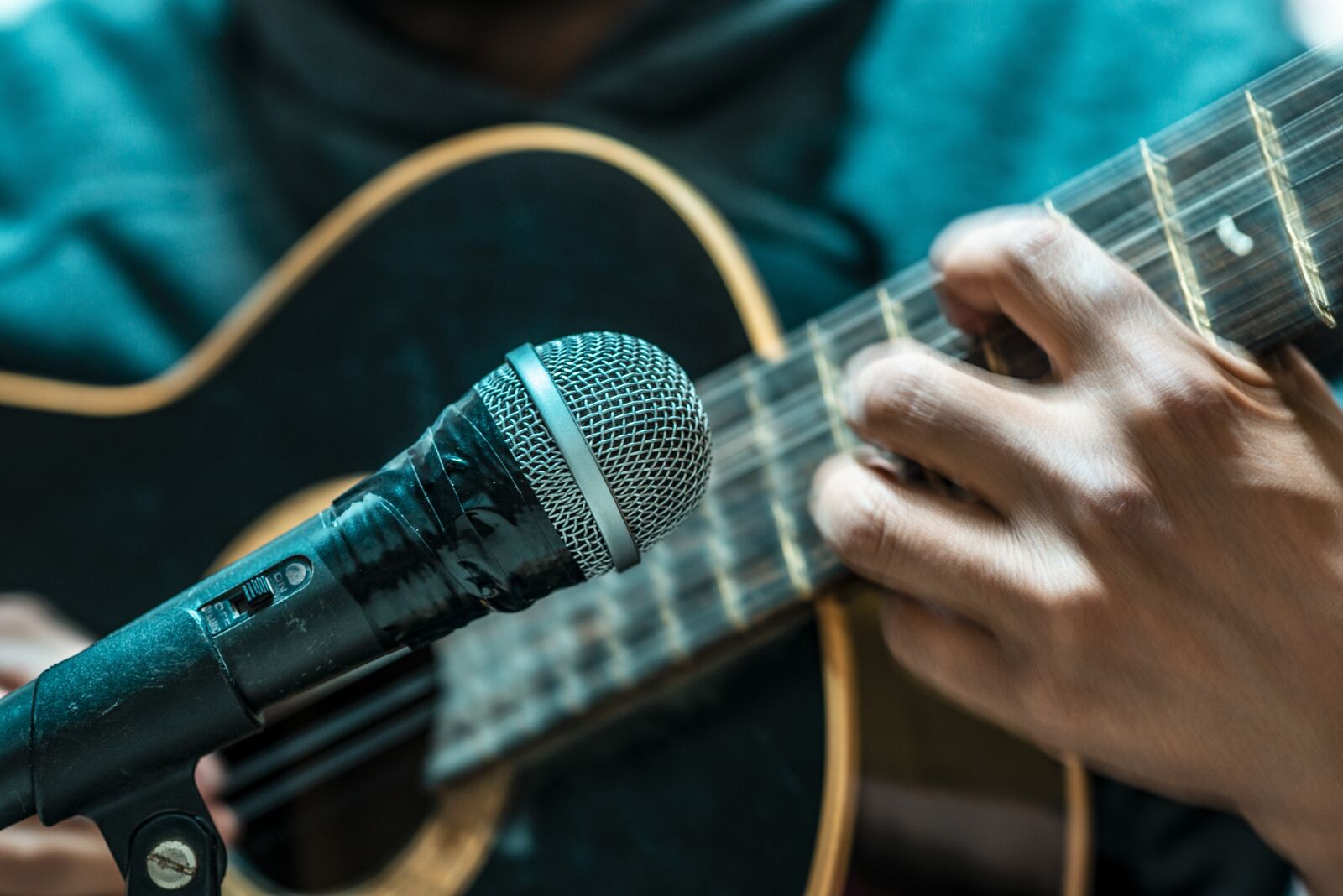 Nikon D600 sample photo. Microphone, guitar, singing photography