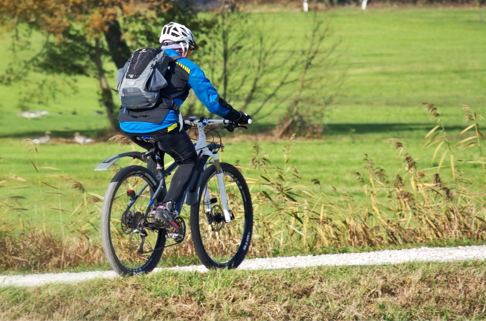 55.0-200.0mm f/4.0-f/5.6 sample photo. Cyclists, cycling, sport photography