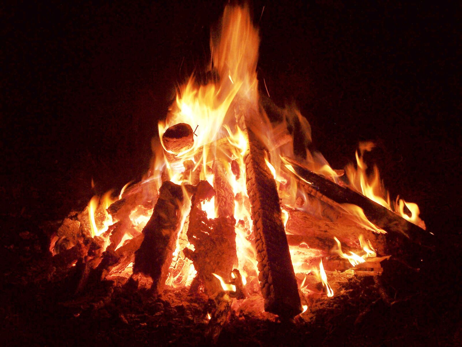 Kodak Z740 ZOOM DIGITAL CAMERA sample photo. Campfire, mood, flame photography