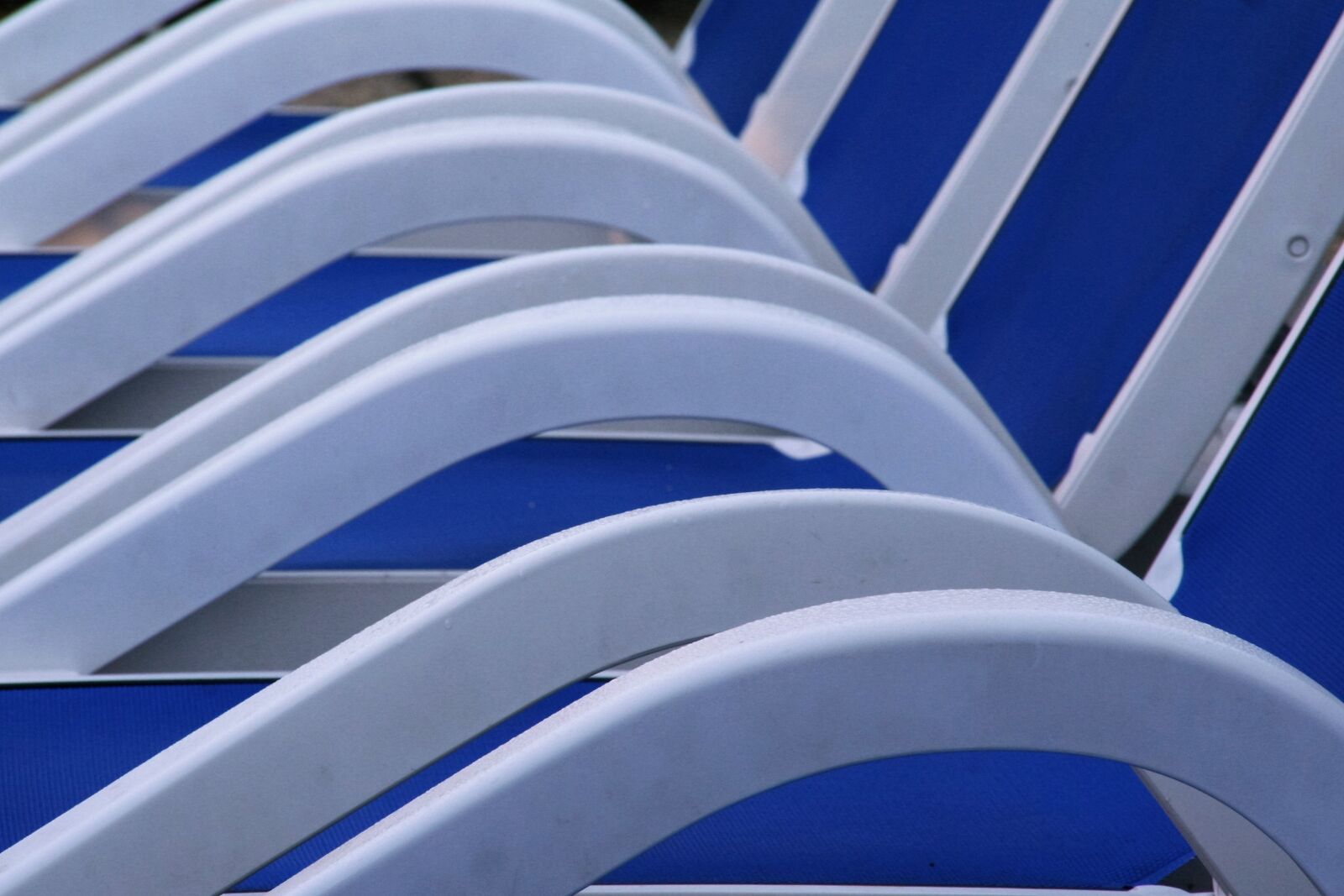 Canon EOS 350D (EOS Digital Rebel XT / EOS Kiss Digital N) sample photo. Relax, deck chairs, blue photography