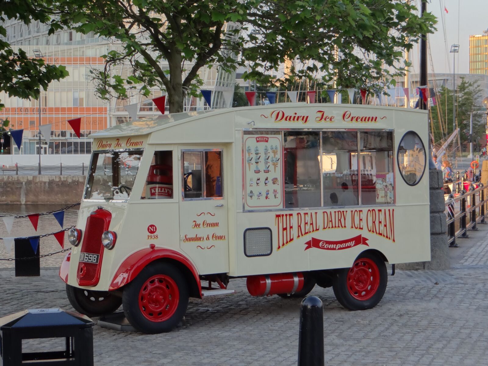Sony Cyber-shot DSC-HX100V sample photo. Ice cream van, ice photography