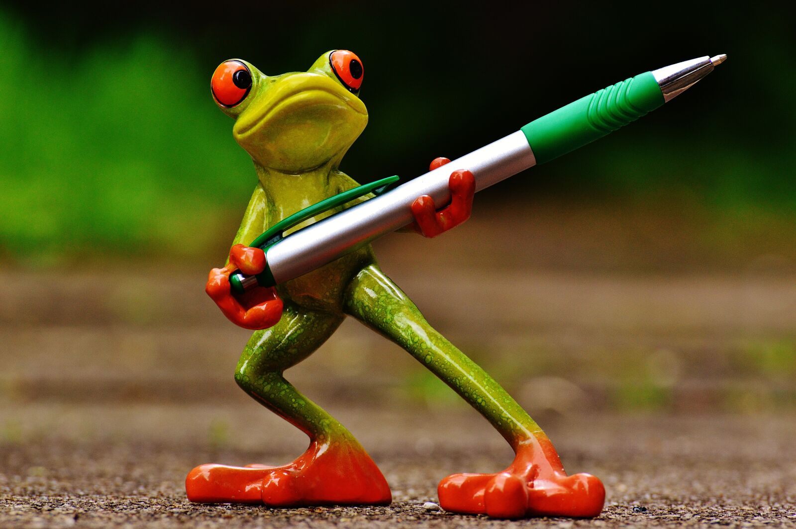 Nikon D3200 sample photo. Frog, holder, pen photography