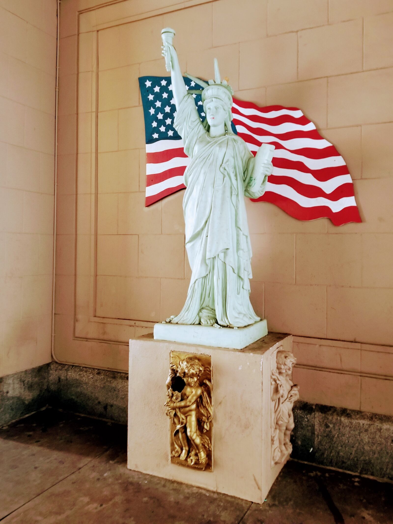 Samsung Galaxy S8 sample photo. Liberty, mini statue of photography