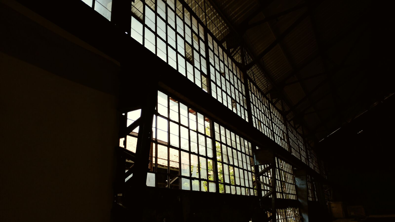 LG G5 sample photo. Old building, abandoned, broken photography