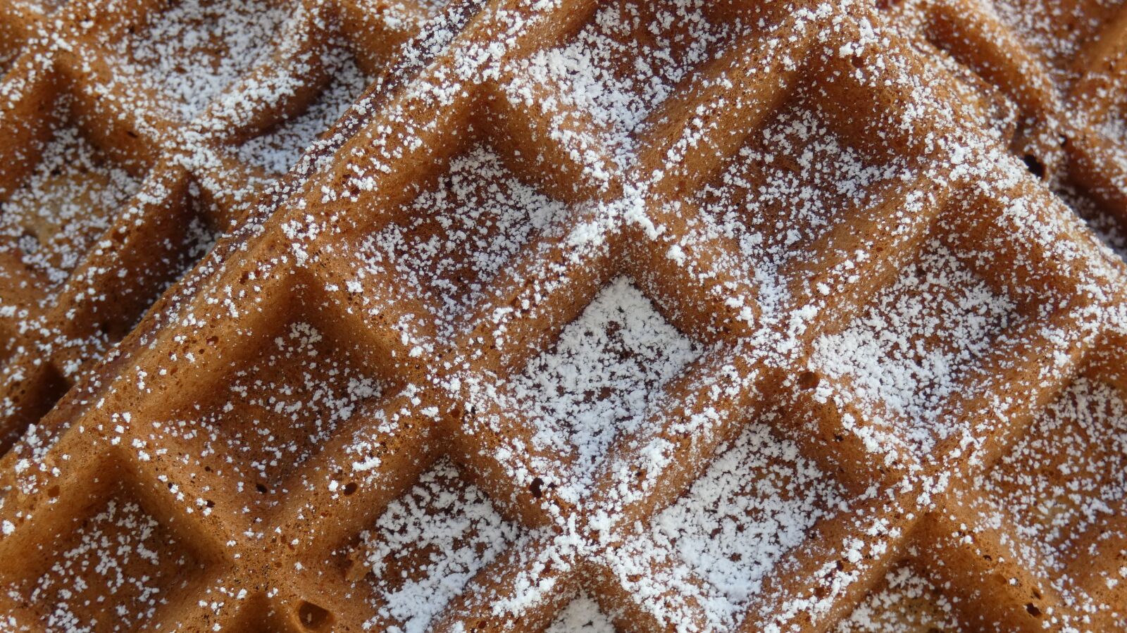Panasonic Lumix DC-FZ80 (Lumix DC-FZ82) sample photo. Waffle, eat, delicious photography