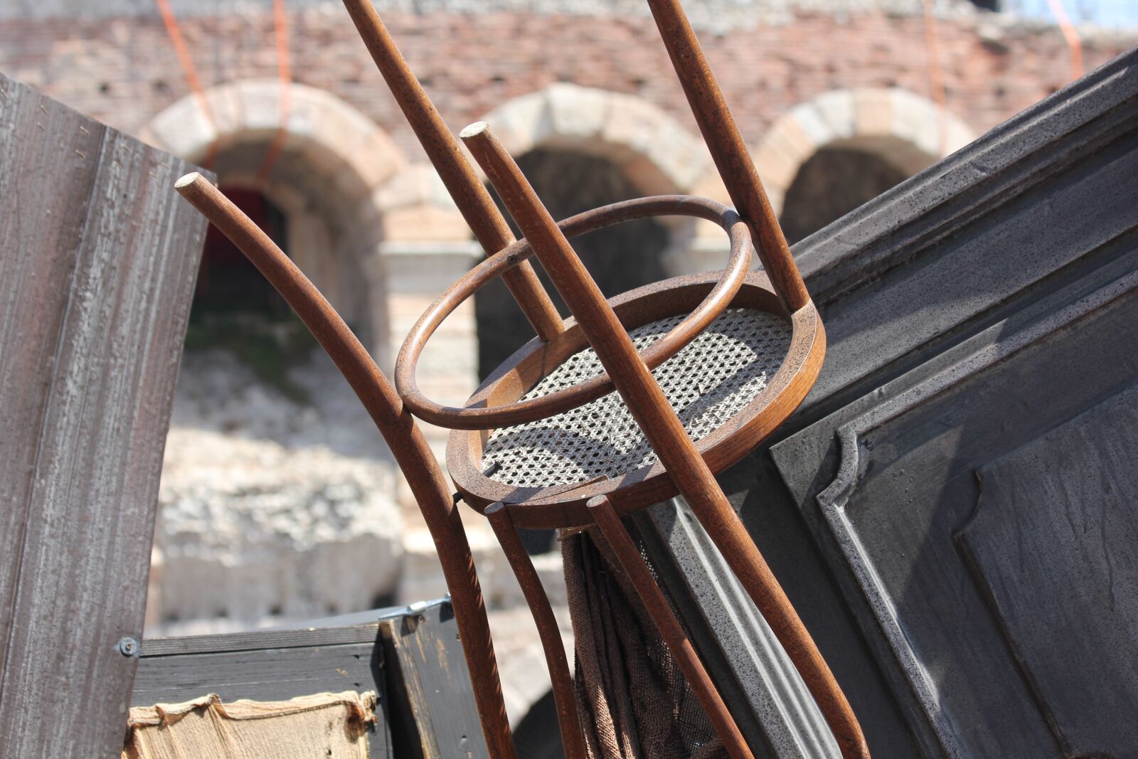 Canon EOS 550D (EOS Rebel T2i / EOS Kiss X4) sample photo. Chair, wood, old photography