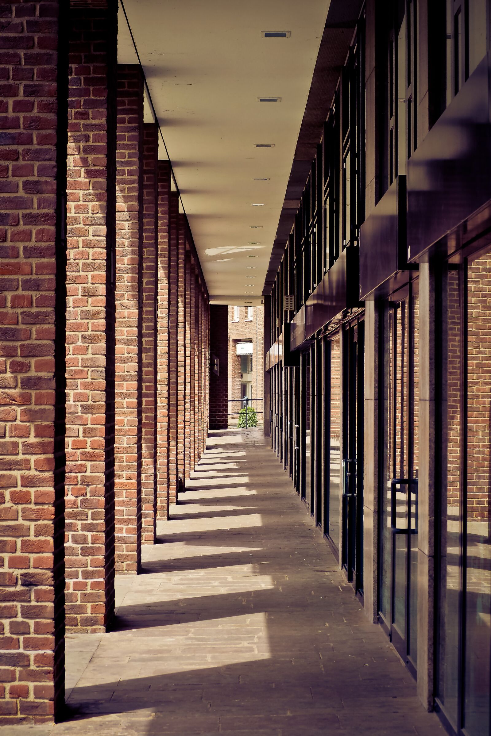 Olympus OM-D E-M10 sample photo. Architecture, columnar, building photography