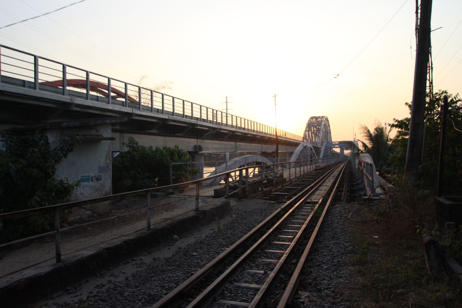 Tamron SP AF 17-50mm F2.8 XR Di II LD Aspherical (IF) sample photo. Vietnam, railway, steel photography