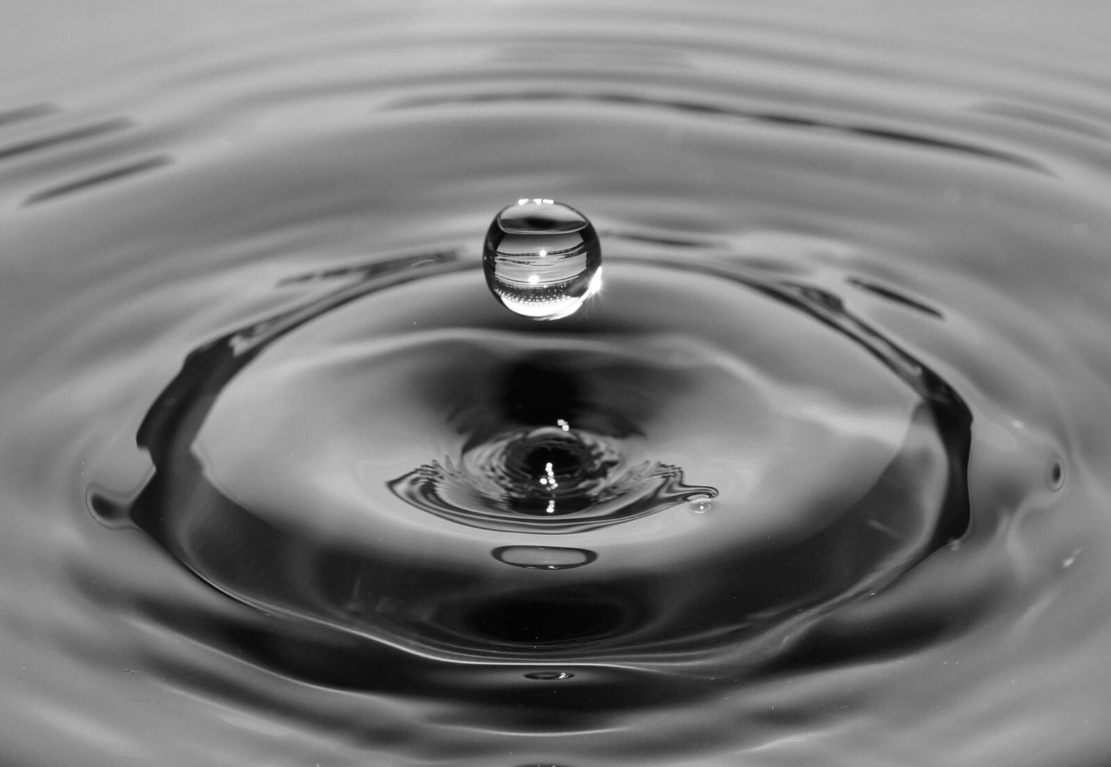Sony SLT-A58 + Sony DT 35mm F1.8 SAM sample photo. Black, and, white, waves photography