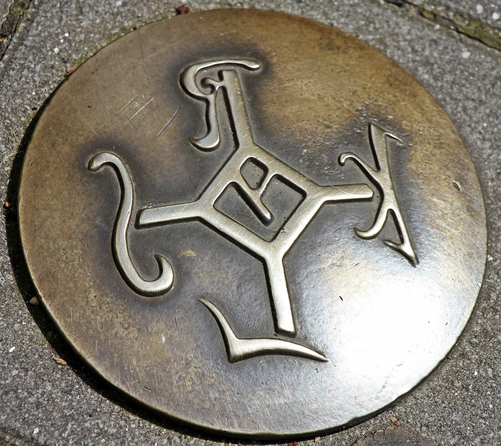 Canon EOS 550D (EOS Rebel T2i / EOS Kiss X4) sample photo. Old, metal, bronze, sign photography