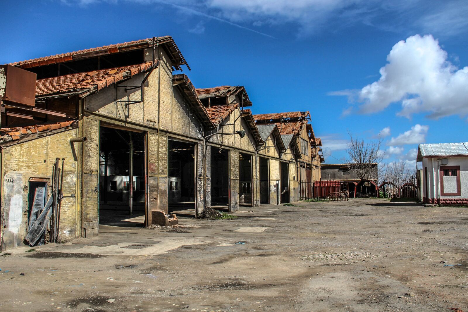 Canon EOS 7D sample photo. Station, train, shelter photography