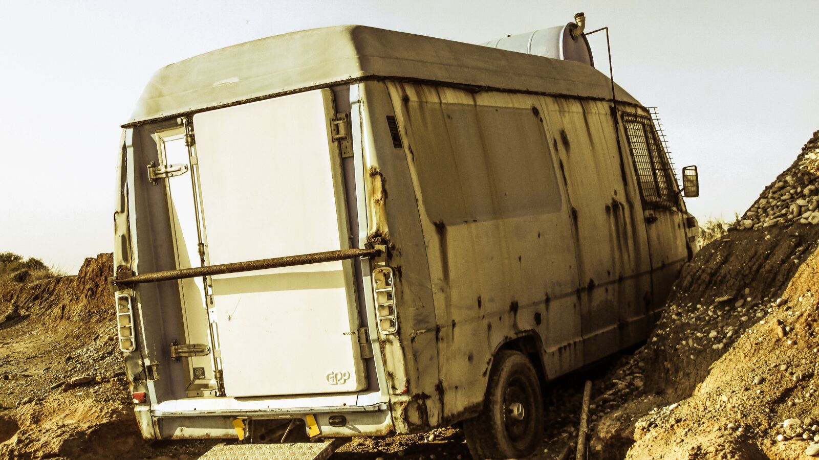 Canon PowerShot SX400 IS sample photo. Truck, abandoned, vehicle photography