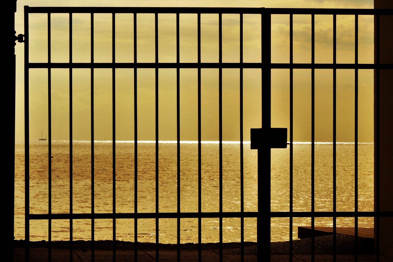 Sony DT 18-55mm F3.5-5.6 SAM II sample photo. Gate, sea, gold photography