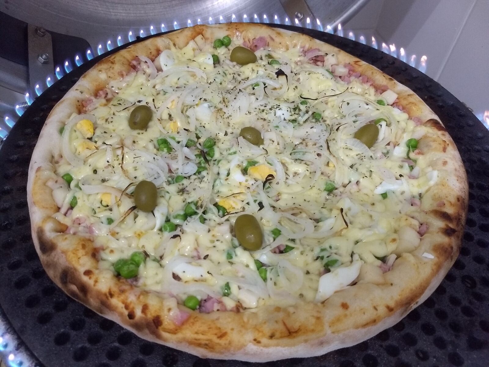 Motorola Moto G (5) Plus sample photo. Pizza, oven, food photography