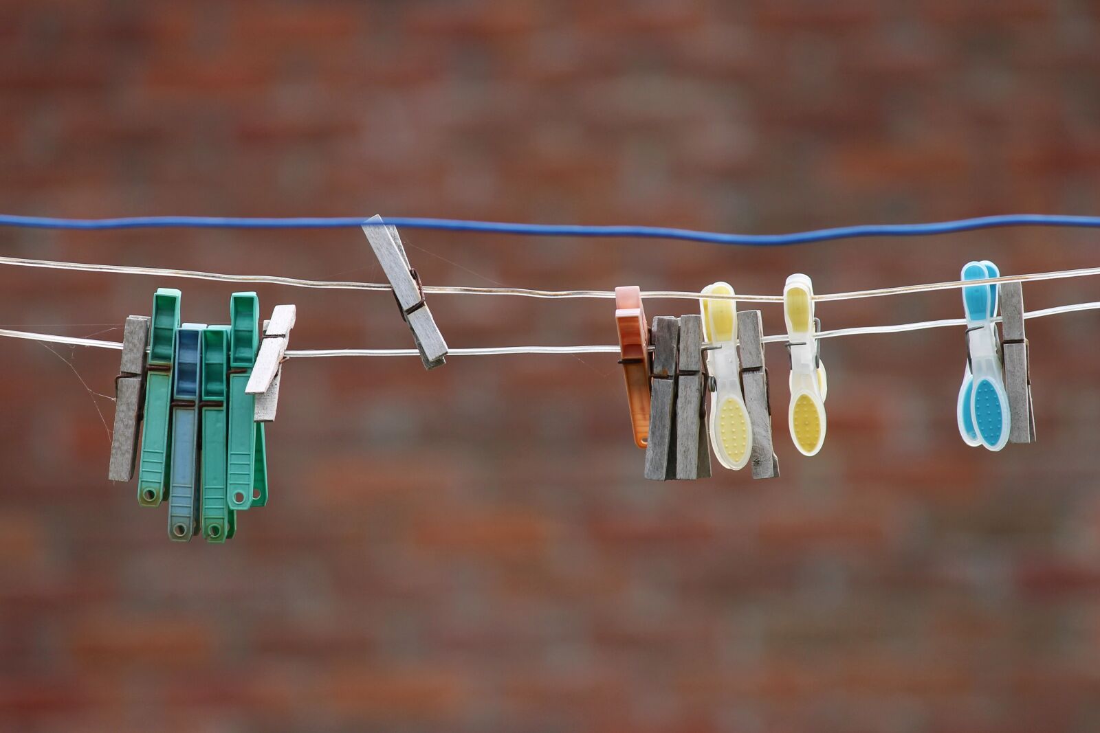 Canon EOS 1100D (EOS Rebel T3 / EOS Kiss X50) sample photo. Clothespins, clothes line, hang photography