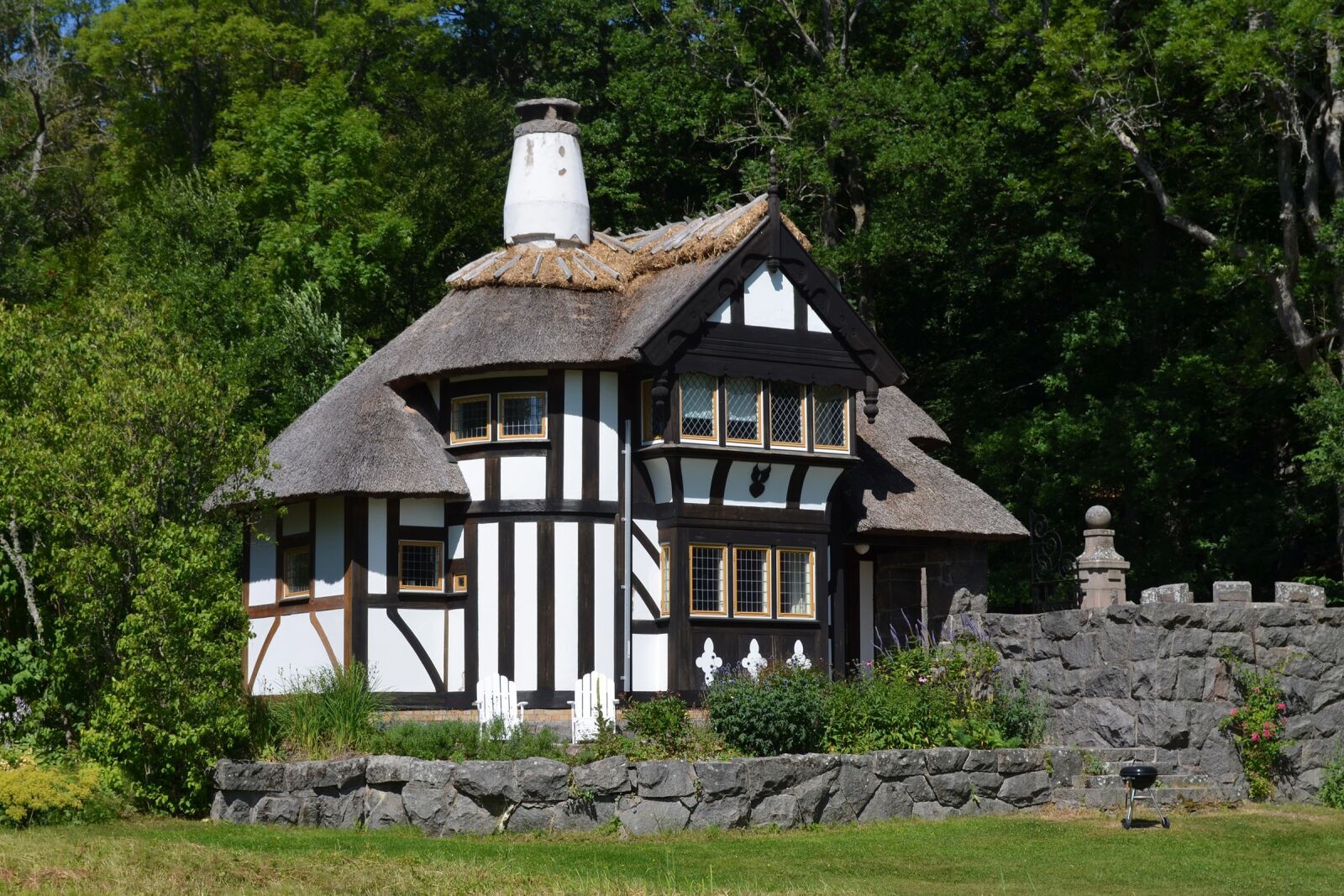 Nikon D5100 sample photo. Gatehouse, forest, truss photography