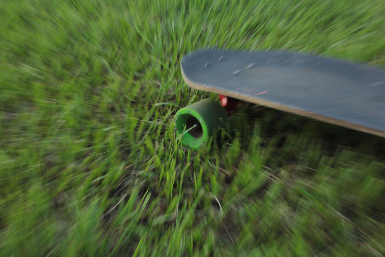 Canon EOS 60D + Canon EF-S 18-55mm F3.5-5.6 IS sample photo. Dizzy, fast, skate, skateboard photography