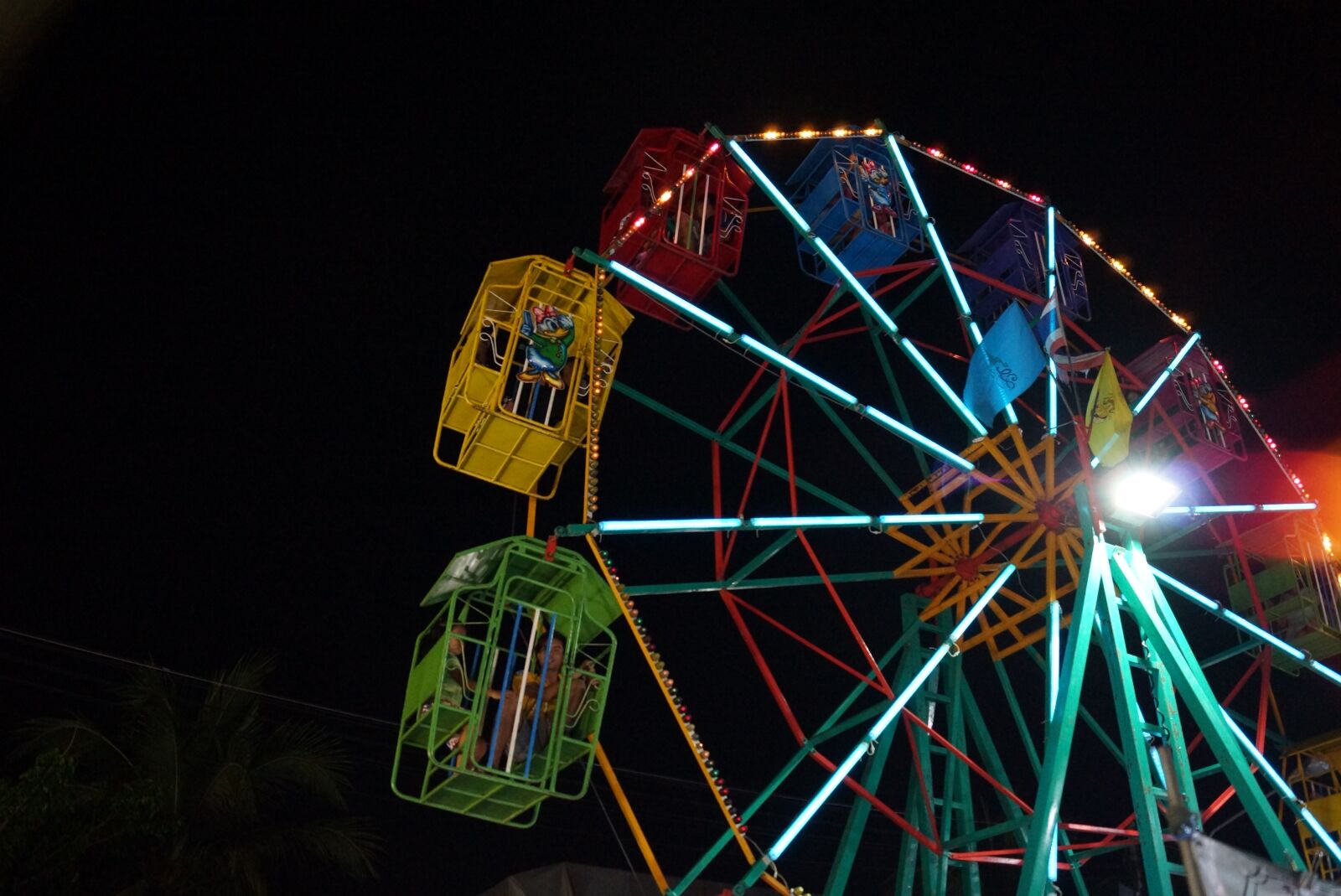 Sony SLT-A65 (SLT-A65V) + Sony DT 18-55mm F3.5-5.6 SAM sample photo. Ferris wheel, enjoy, temple photography