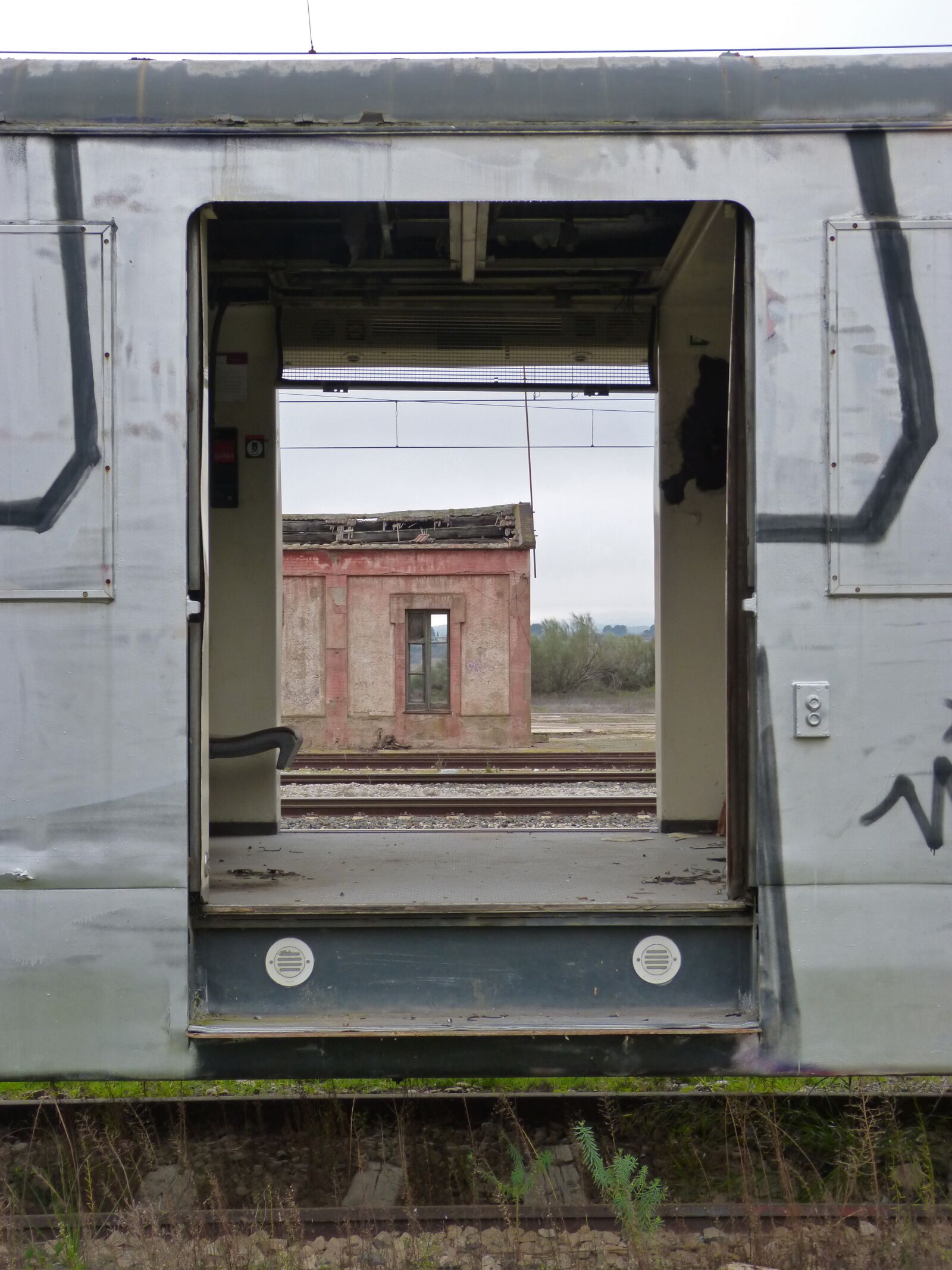 Panasonic DMC-FZ62 sample photo. Train door, abandoned, vandalism photography