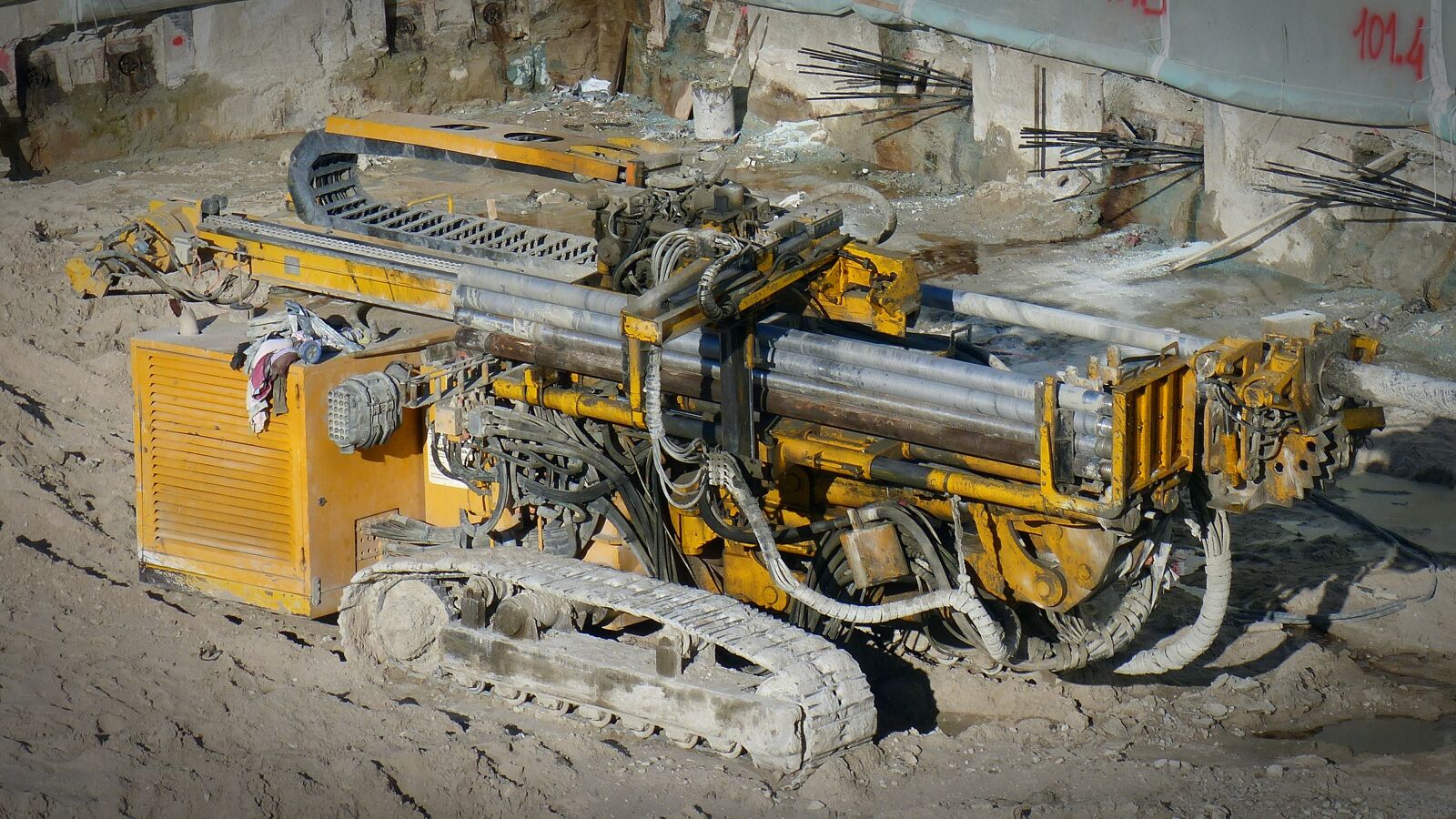 Panasonic Lumix DMC-FZ200 sample photo. Construction work, machine, drilling photography