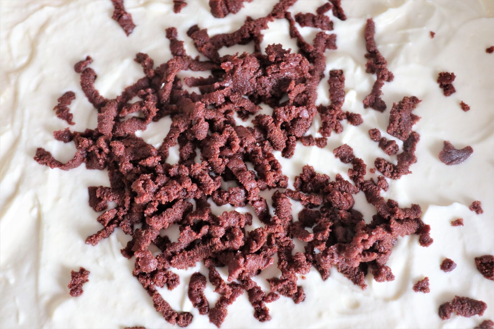 Canon EOS M6 sample photo. Cake, cheesecake crumble, preparation photography