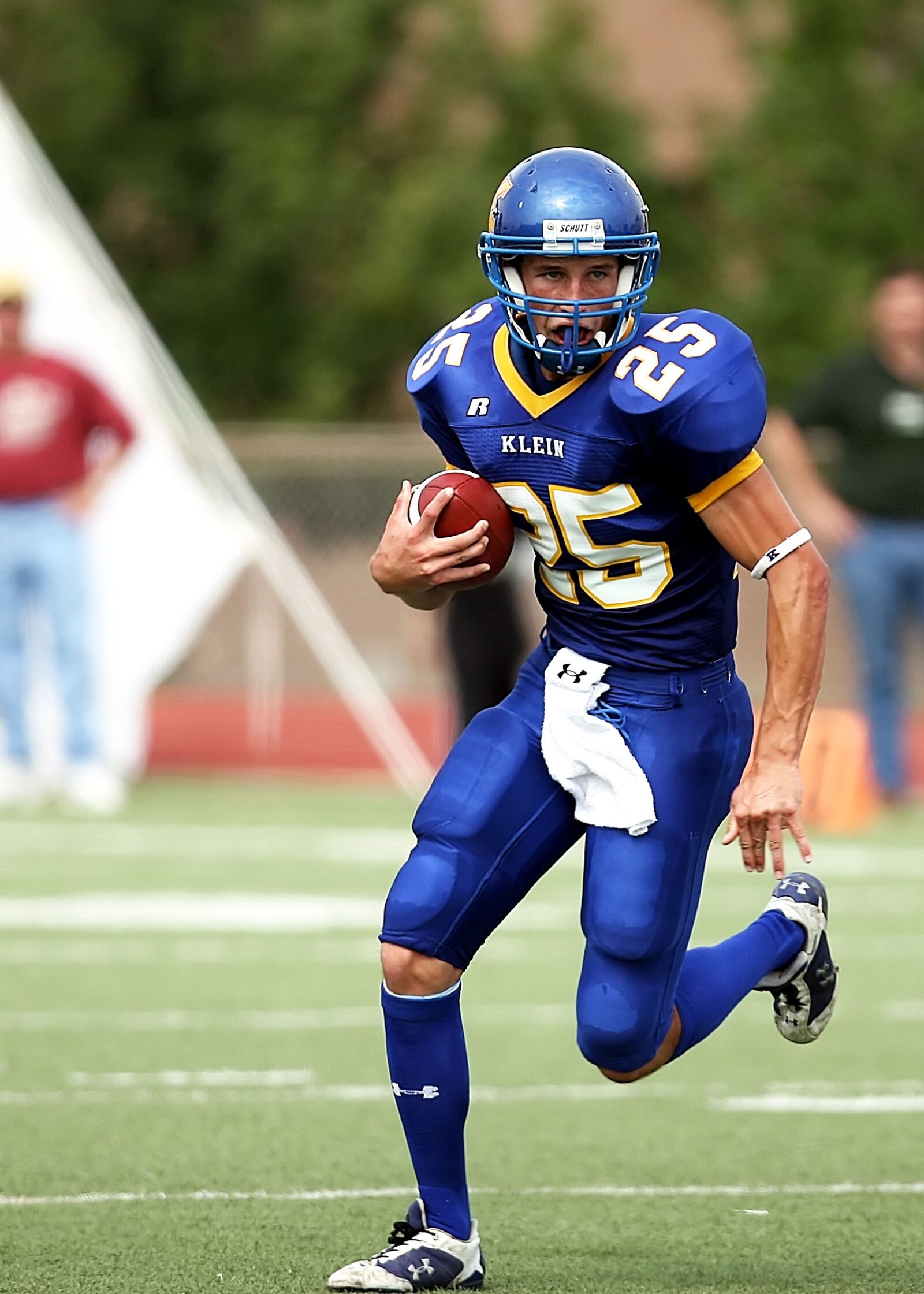 Canon EOS 20D sample photo. Football, running back, american photography