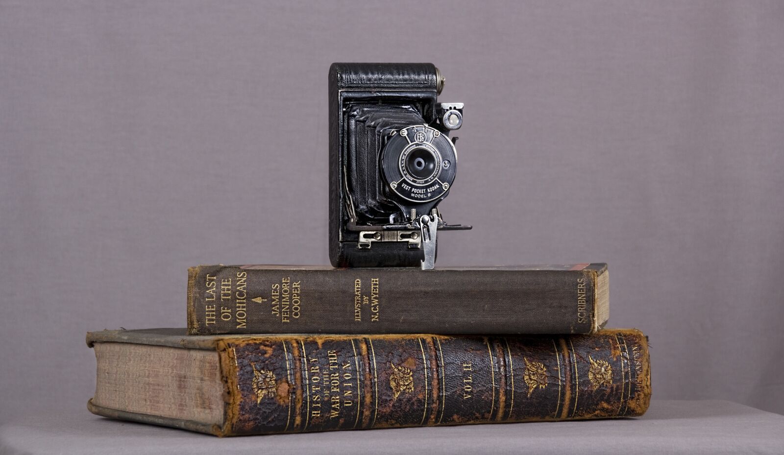 Canon EOS 550D (EOS Rebel T2i / EOS Kiss X4) sample photo. Camera, books, vintage photography