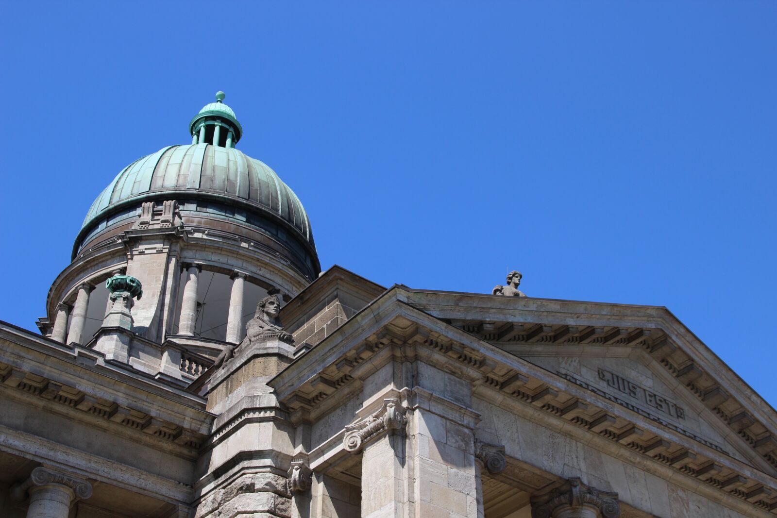 Canon EOS 600D (Rebel EOS T3i / EOS Kiss X5) + Canon TS-E 90mm F2.8 Tilt-Shift sample photo. Municipal court building, hanseatic photography