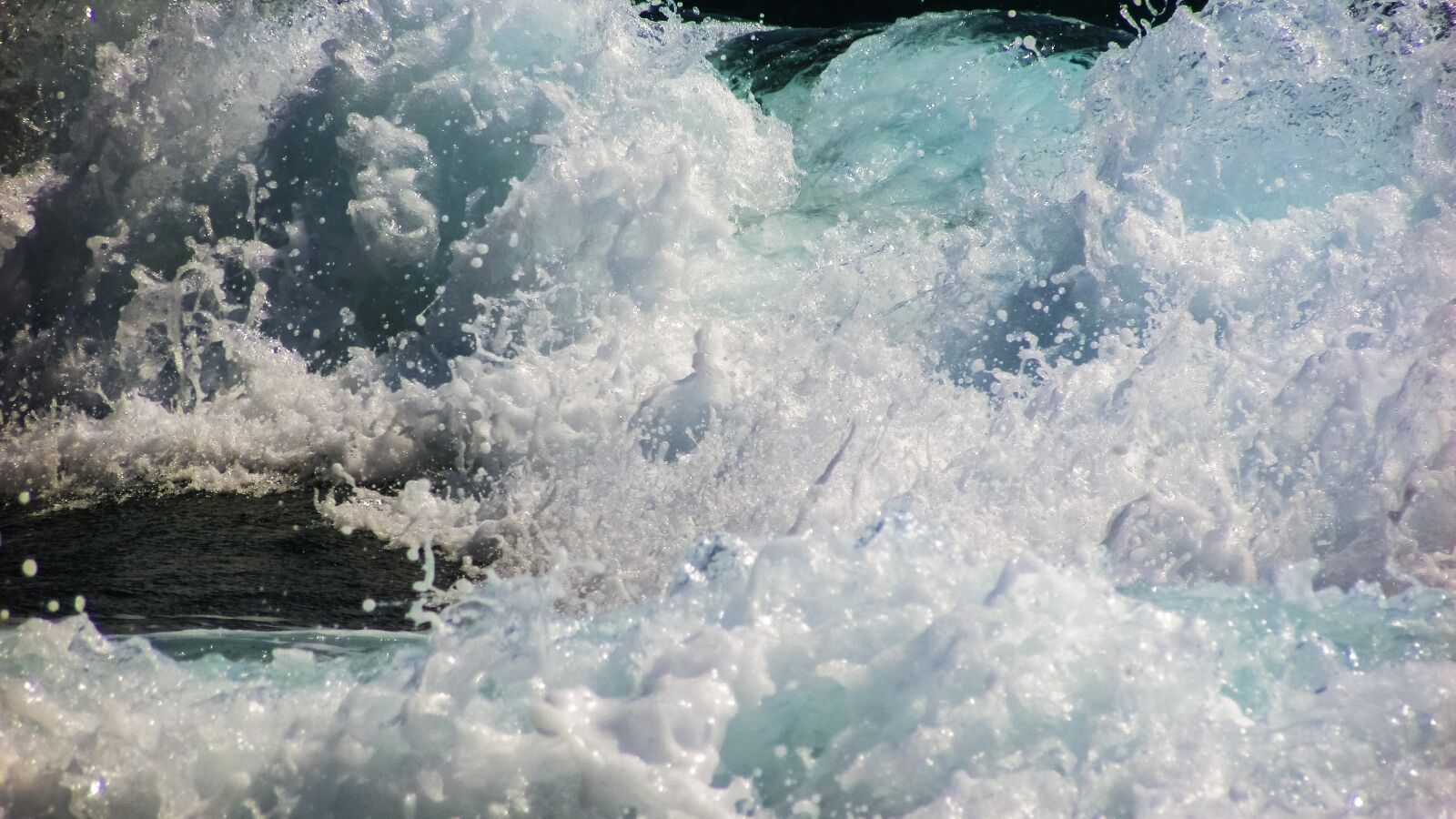 Canon PowerShot SX400 IS sample photo. Wave, smashing, sea photography
