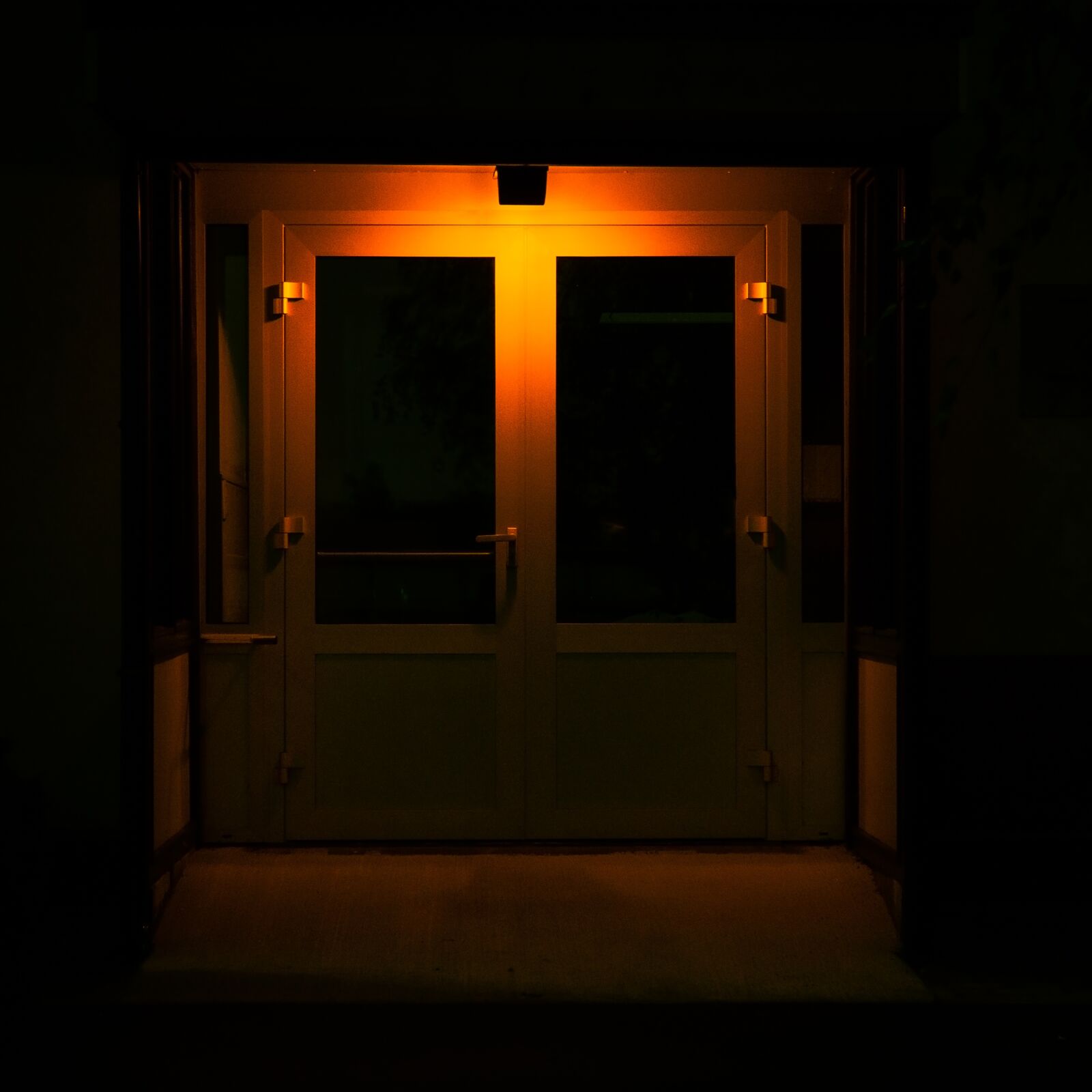 Sony E PZ 18-105mm F4 G OSS sample photo. Door, color, illumination photography