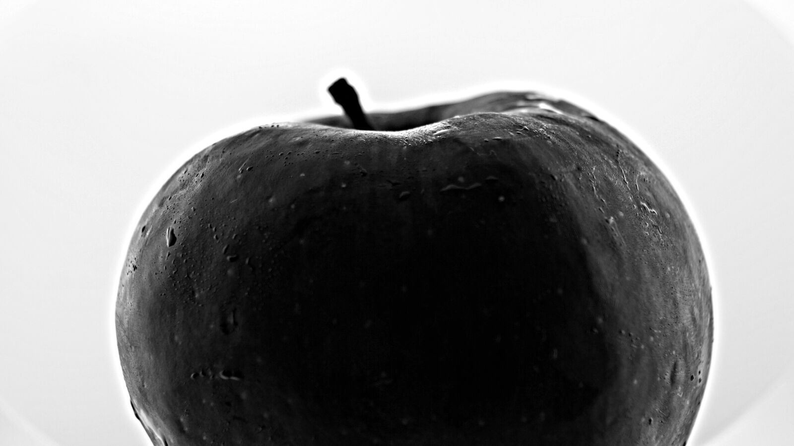 Sony DT 18-55mm F3.5-5.6 SAM II sample photo. Blackandwhite, apple, fruit photography