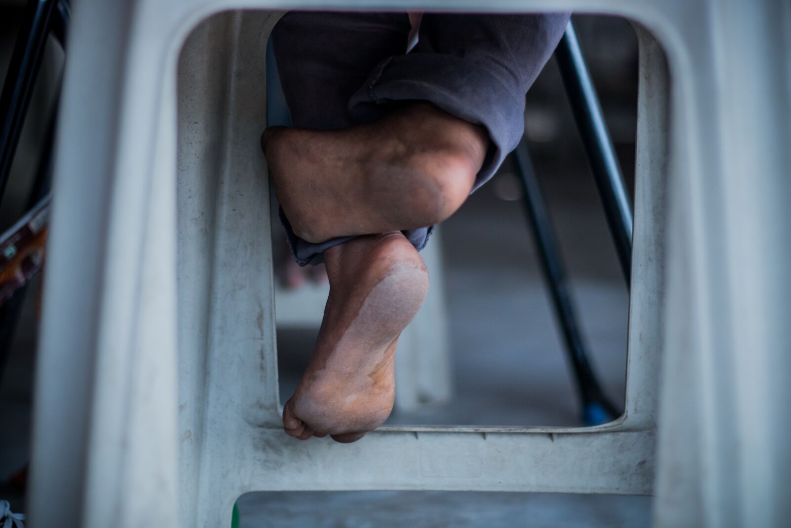 Canon EOS 70D + Canon EF 50mm F1.8 II sample photo. Feet, leg, crossed photography