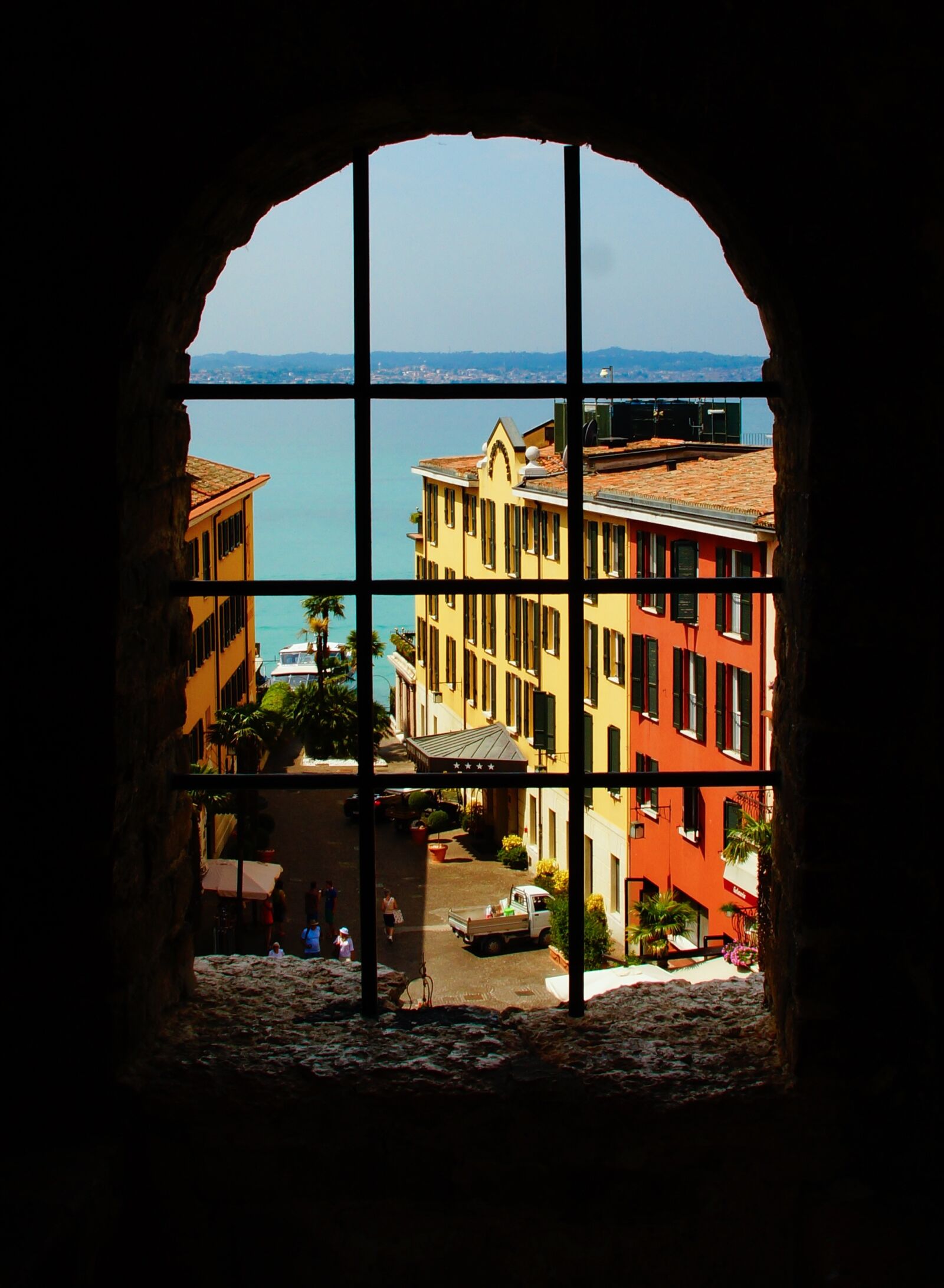 Sony SLT-A77 sample photo. Sirmione, window, castle photography