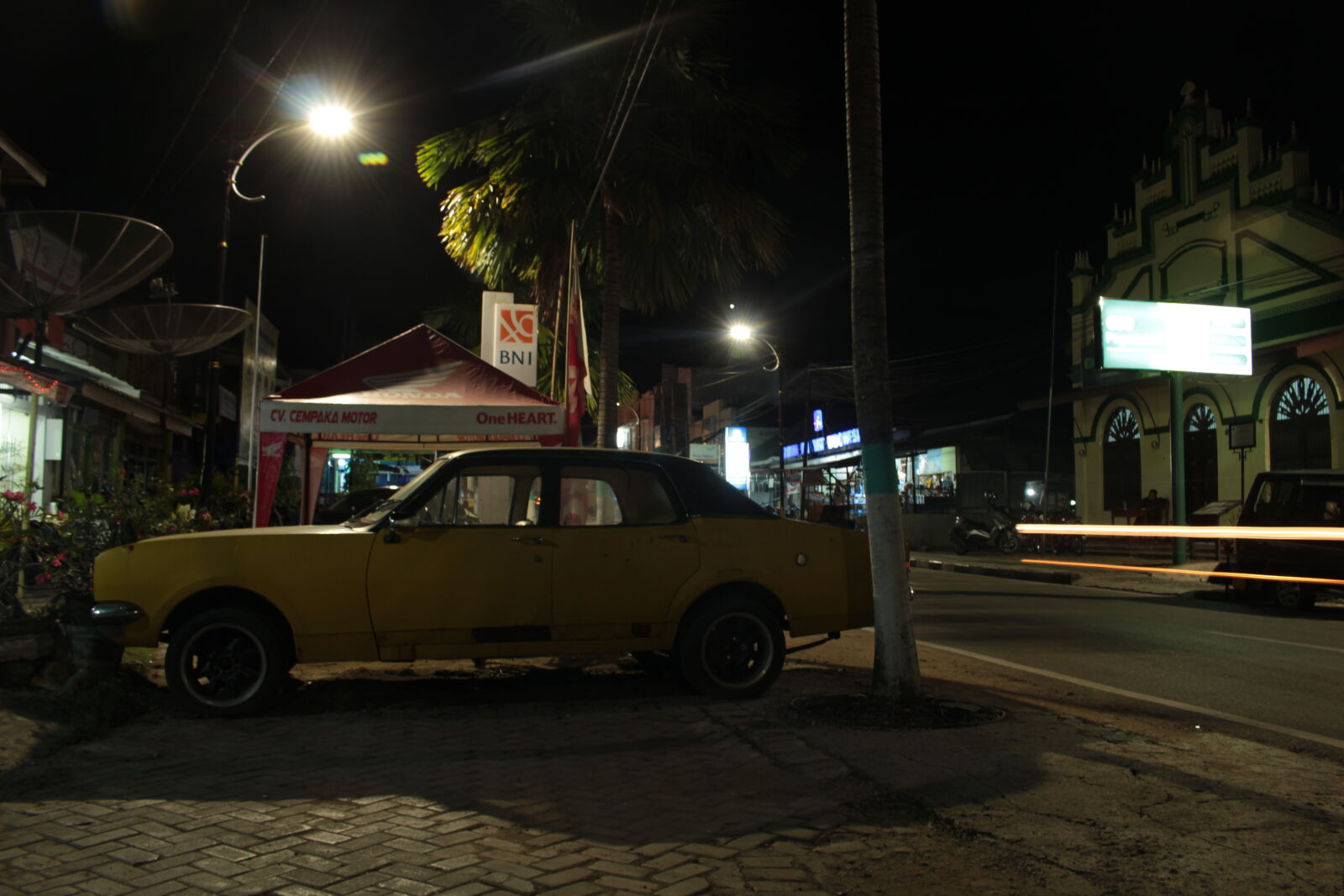 Canon EOS 100D (EOS Rebel SL1 / EOS Kiss X7) + Canon EF-S 18-55mm F3.5-5.6 IS STM sample photo. Car photography