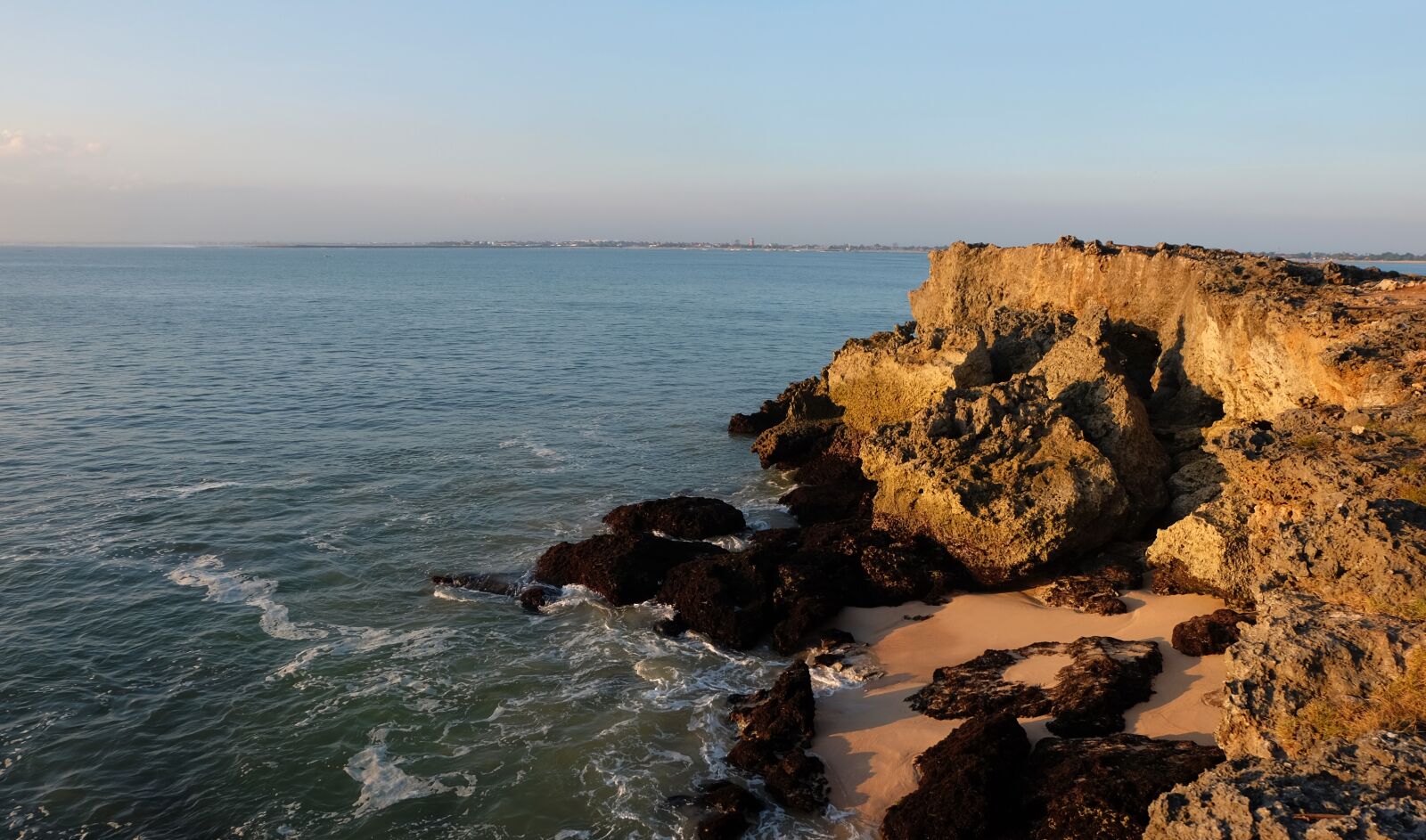 Fujifilm X-T10 + Fujifilm XC 16-50mm F3.5-5.6 OIS II sample photo. Beach, blue, ocean photography