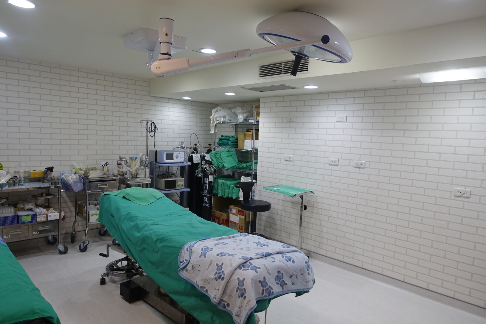 Sony Cyber-shot DSC-RX100 III sample photo. Surgery room, clinic, surgery photography