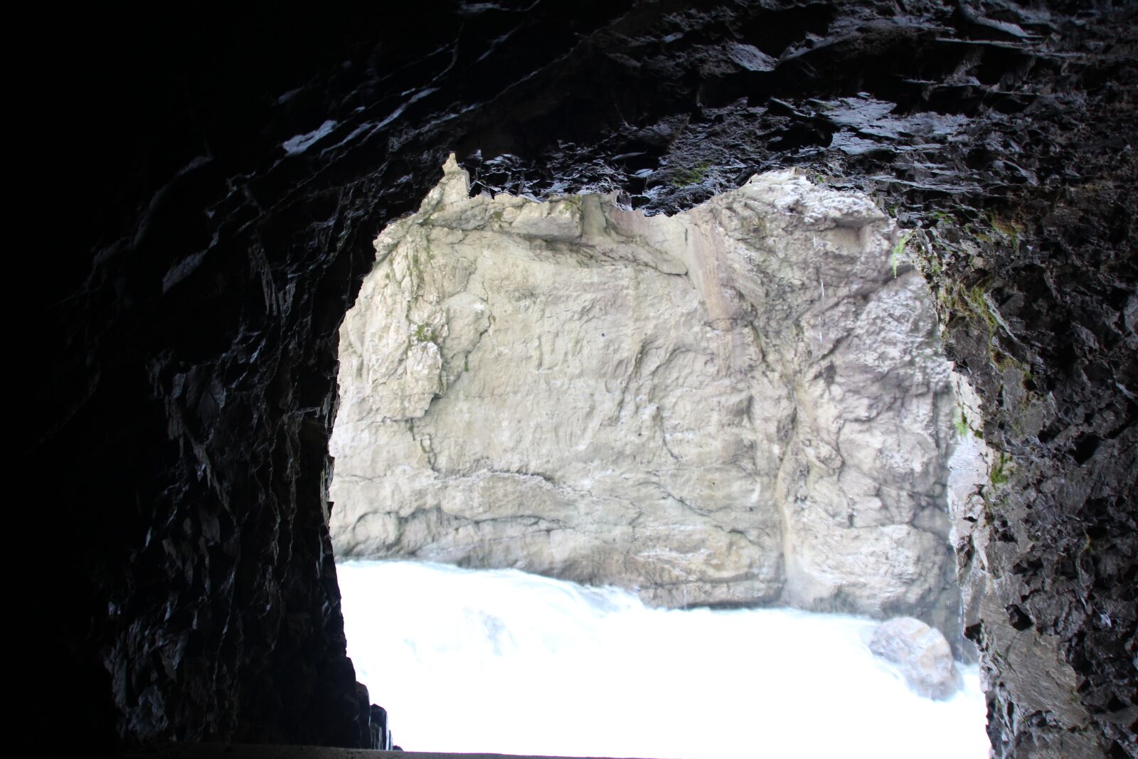 Canon EOS 600D (Rebel EOS T3i / EOS Kiss X5) sample photo. Cave, river, tearing photography