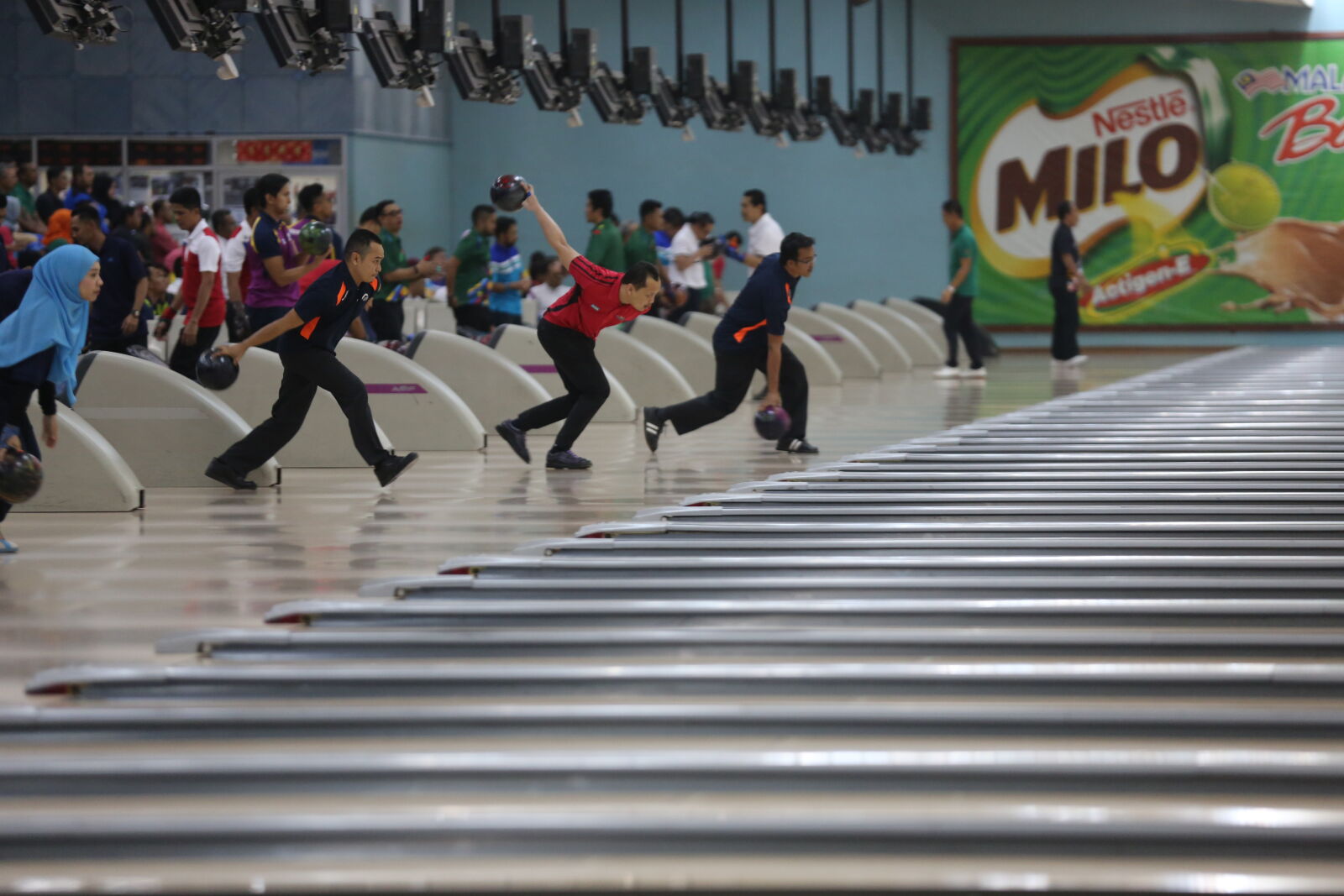 Canon EF 70-200mm F2.8L IS II USM sample photo. Bowling, concentration, indoor, sport photography