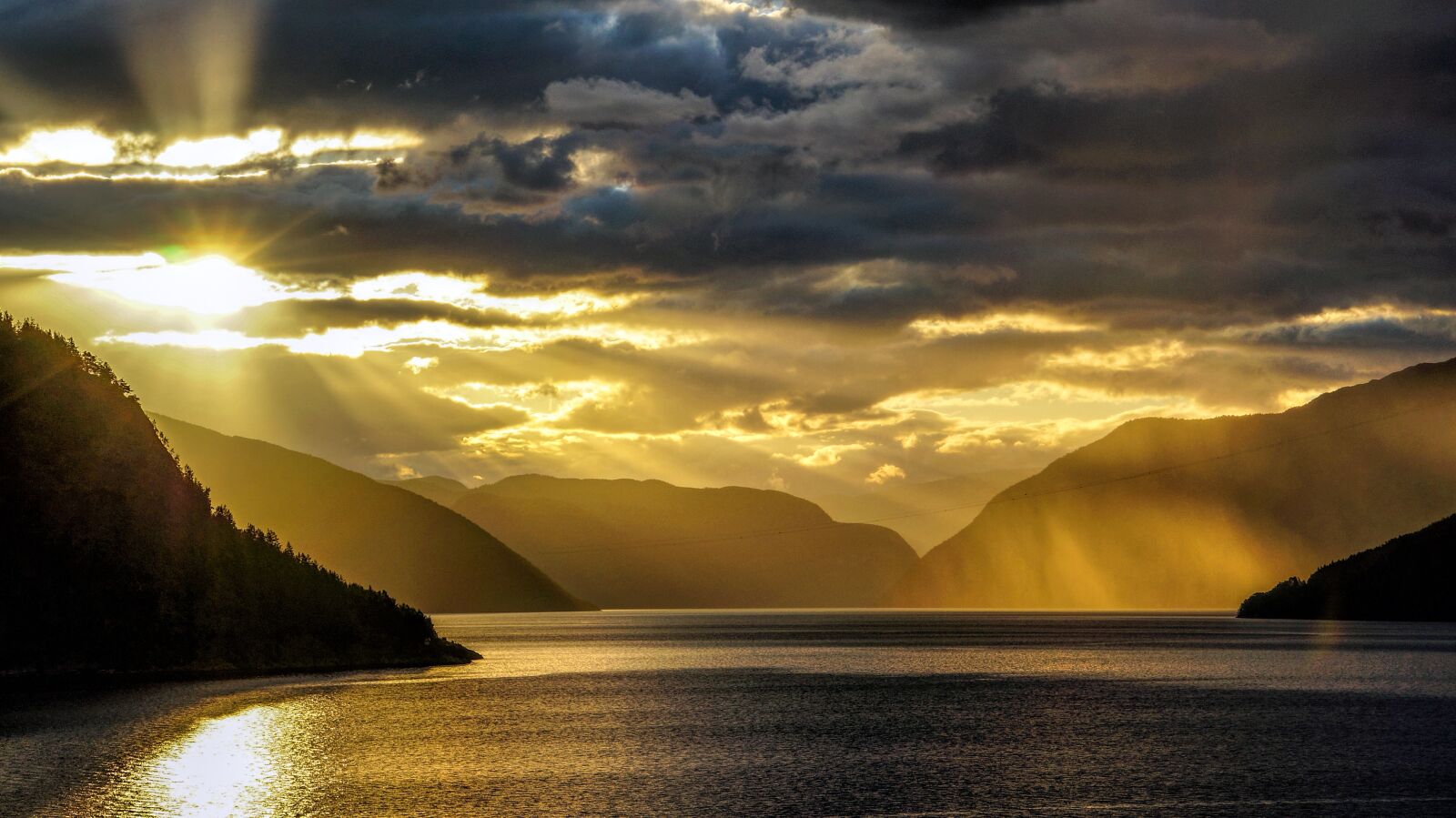 Sony Alpha NEX-5N + Sony E 18-200mm F3.5-6.3 OSS sample photo. Fjord, norway, sea photography