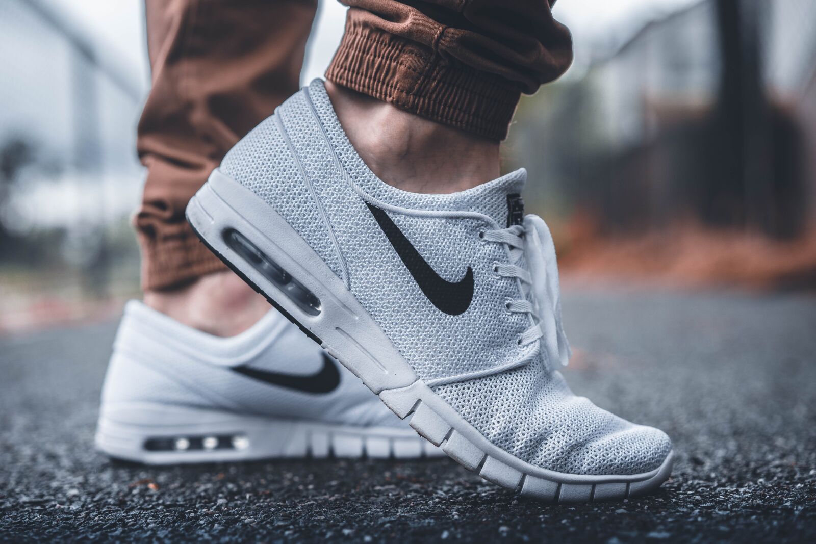 Sony a7 + Sony Sonnar T* FE 55mm F1.8 ZA sample photo. Feet, footwear, nike photography